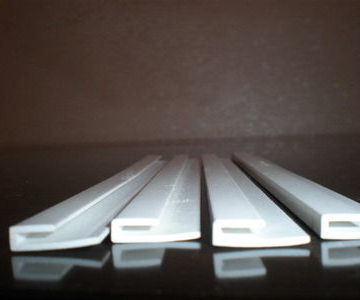 Профиль ПВХ Дисплей (аналог №235) белый, паз 1,5мм, 3 м